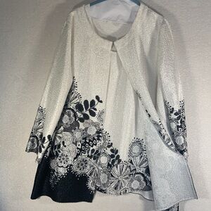 Women’s 2piece 100%poly white/black flowers Size 18W